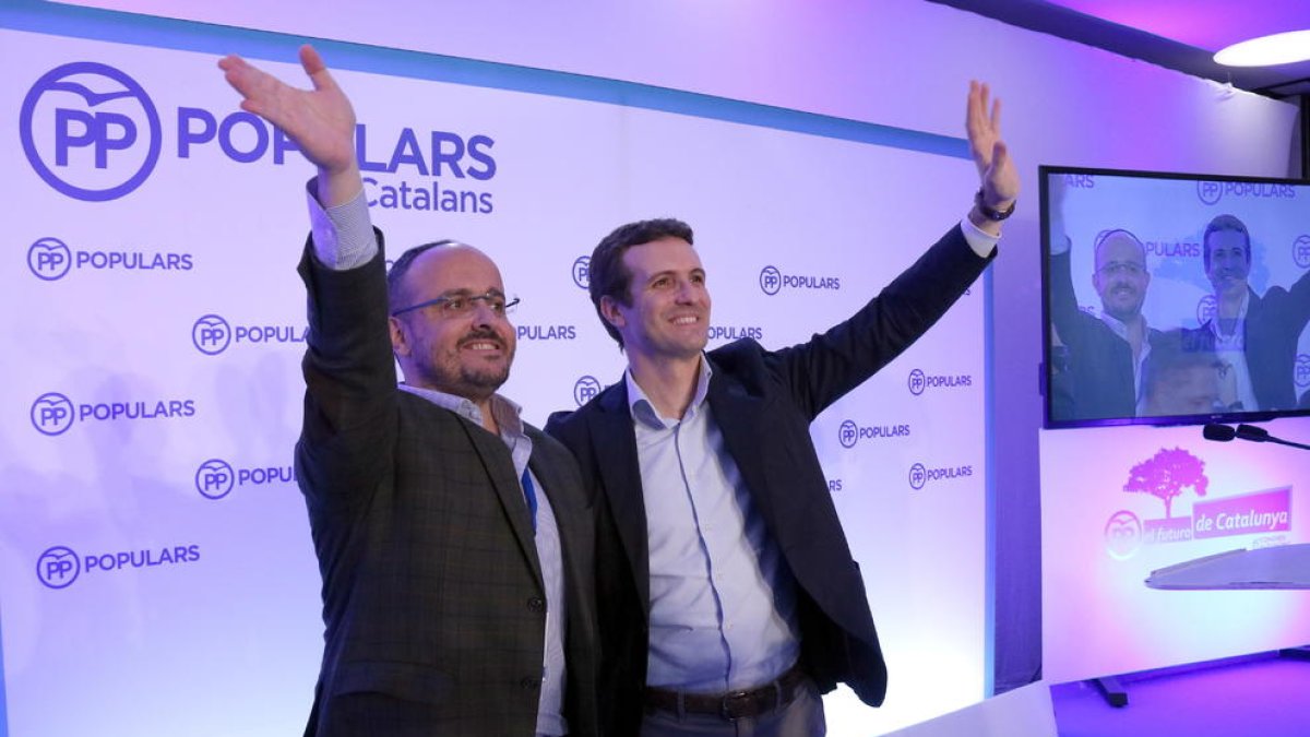 El president del PP, Pablo Casado, i el candidat a la presidència del PPC, Alejandro Fernández, saludant al congrés a Sitges.