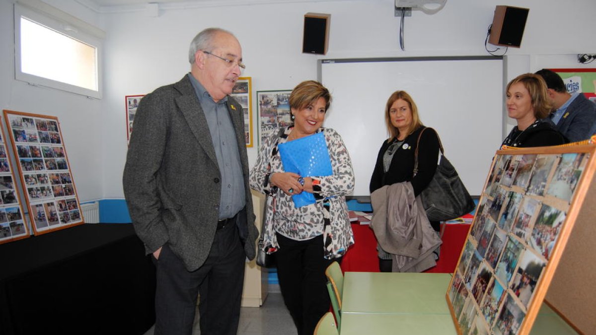 El conseller d'Ensenyament, Josep Bargalló, visitant amb la directora de l'escola de Xerta una exposició de fotos de tots els alumnes que hi han estudiat els darrers 50 anys.