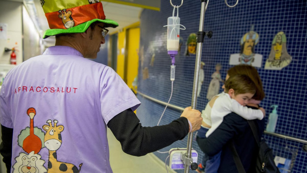 Un voluntario de TarracoSalut haciendo asistencia pediátrica.