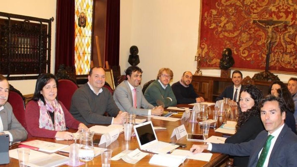 Imagen de los concejales de Hacienda reunidos en el ayuntamiento de Alcalá de Henares.