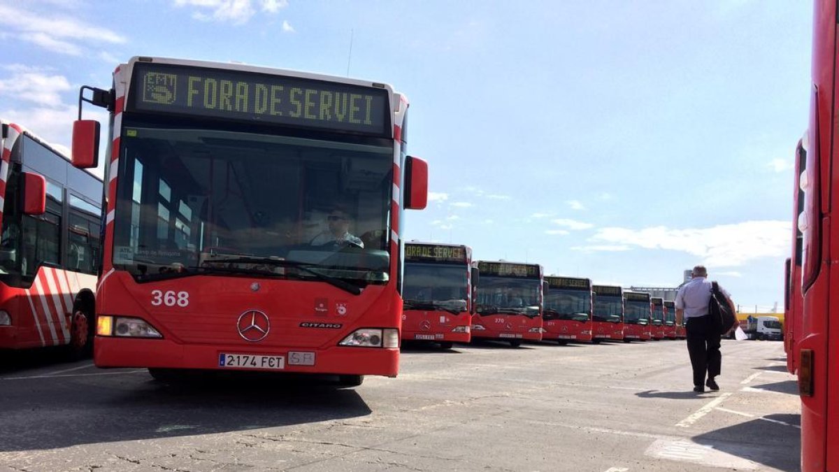 Decenas de autobuses de la EMT, en una imagen de archivo, esperando a transportar a los tarraconenses.