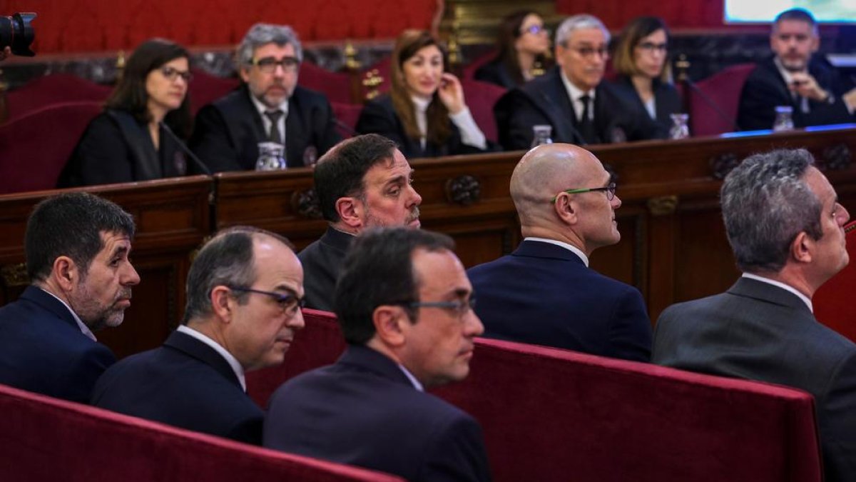 Oriol Junqueras, mirando atrás durante la primera jornada del juicio del 1-O.