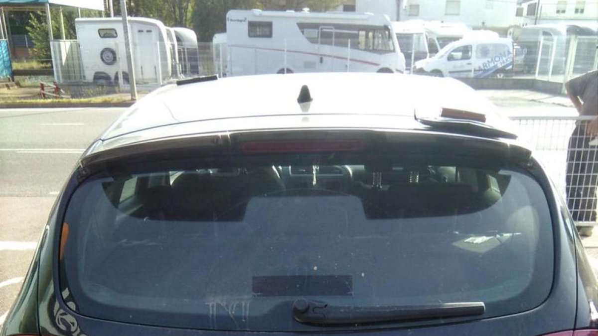 El coche con la matrícula tapada con cinta aislante que conducía el infractor a quien los Mossos han detenido en la gasolinera de Quart.