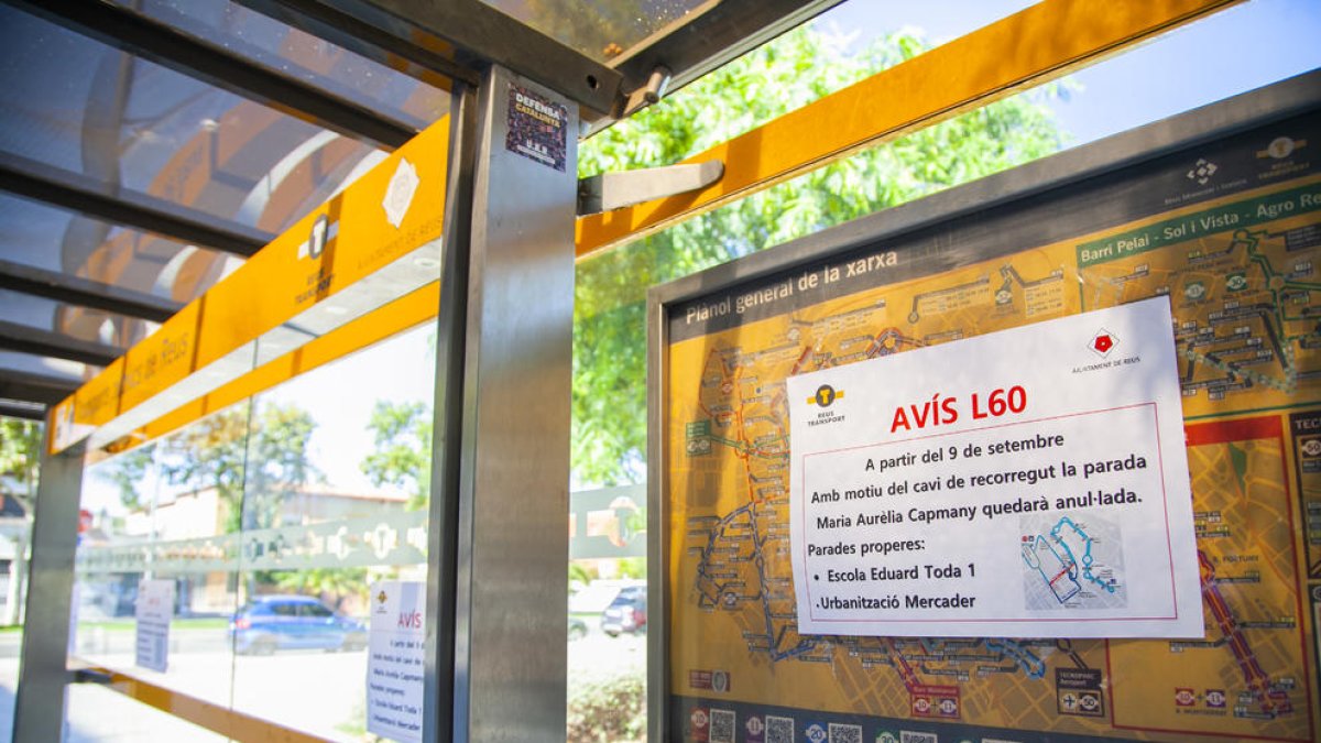 El Ayuntamiento ha enganchado carteles para informar de que el punto de parada queda fuera de funcionamiento.