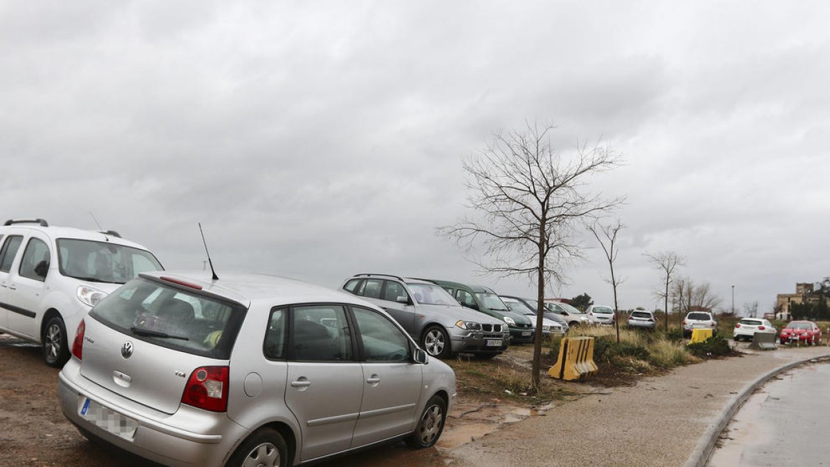 Ahir, amb les 'new jersey' ja instal·lades, els vehicles continuaven entrant a l'esplanada municipal.