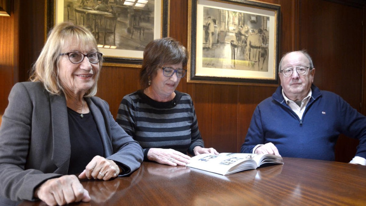 D'esquerra a dreta els autors del llibre, Mercedes Pigem, Adela Mas i Francisco Barrajón.