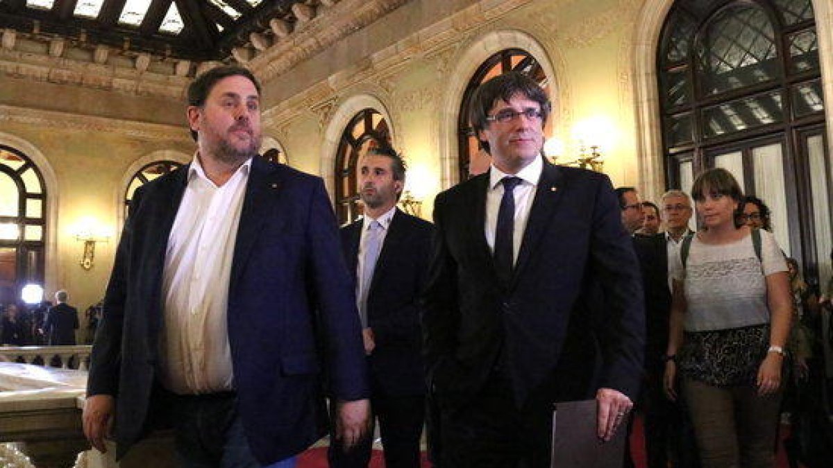 Imagen de archivo del expresidente y el exvicepresidente de la Generalitat, Carles Puigdemont y Oriol Junqueras, dirigiéndose al hemiciclo.