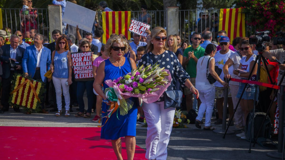 Molta gent ha participat a l'ofrena