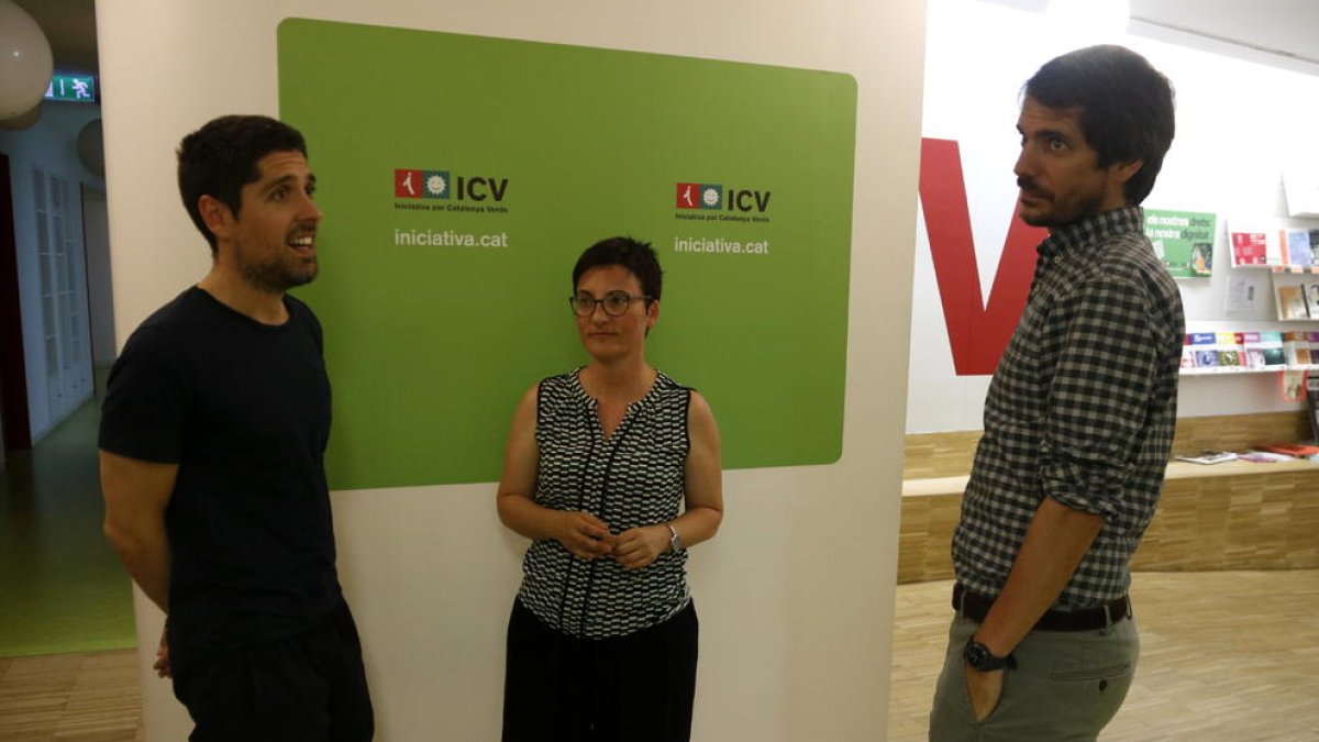 Los co-cordinadors nacionales de ICV, David Cid y Marta Ribas, y el portavoz Ernest Urtasun conversan en la sede de ICV.