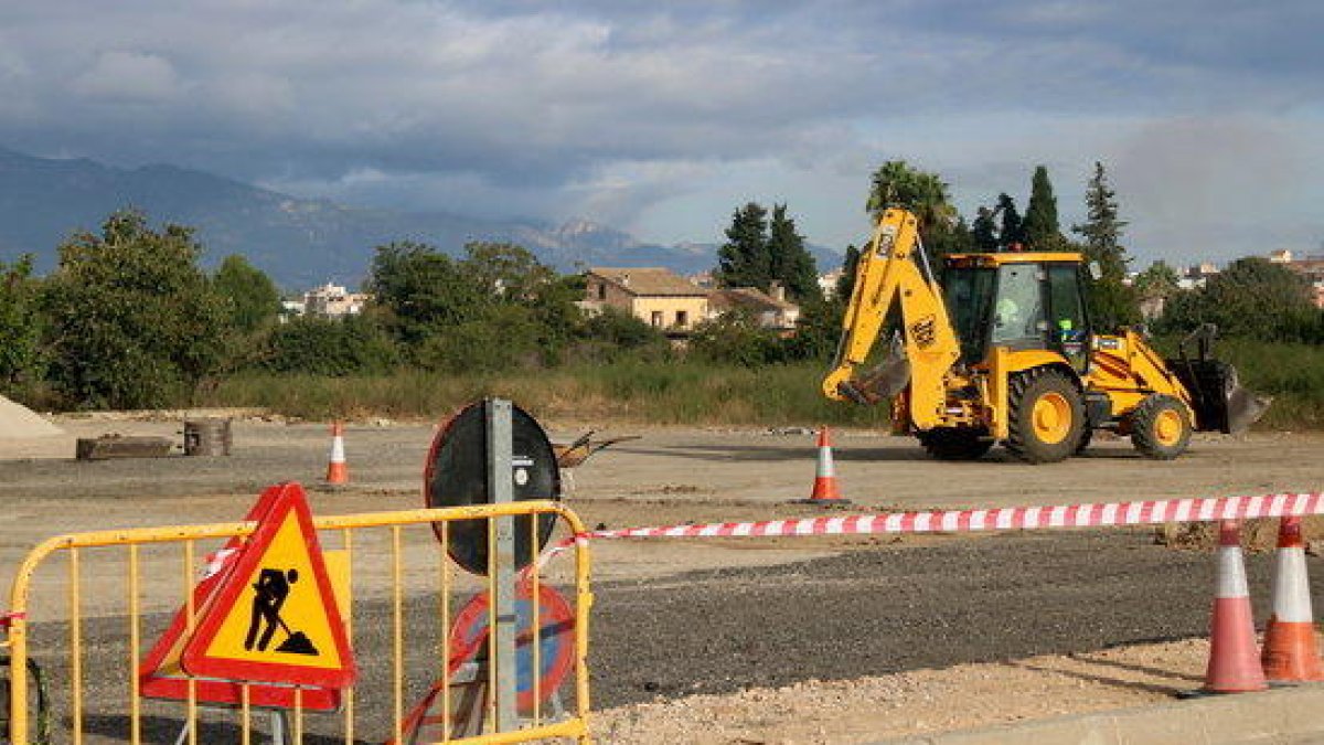 Una màquina al solar municipal on es construeix l'aparcament del sector de Quatre Camins de Tortosa.