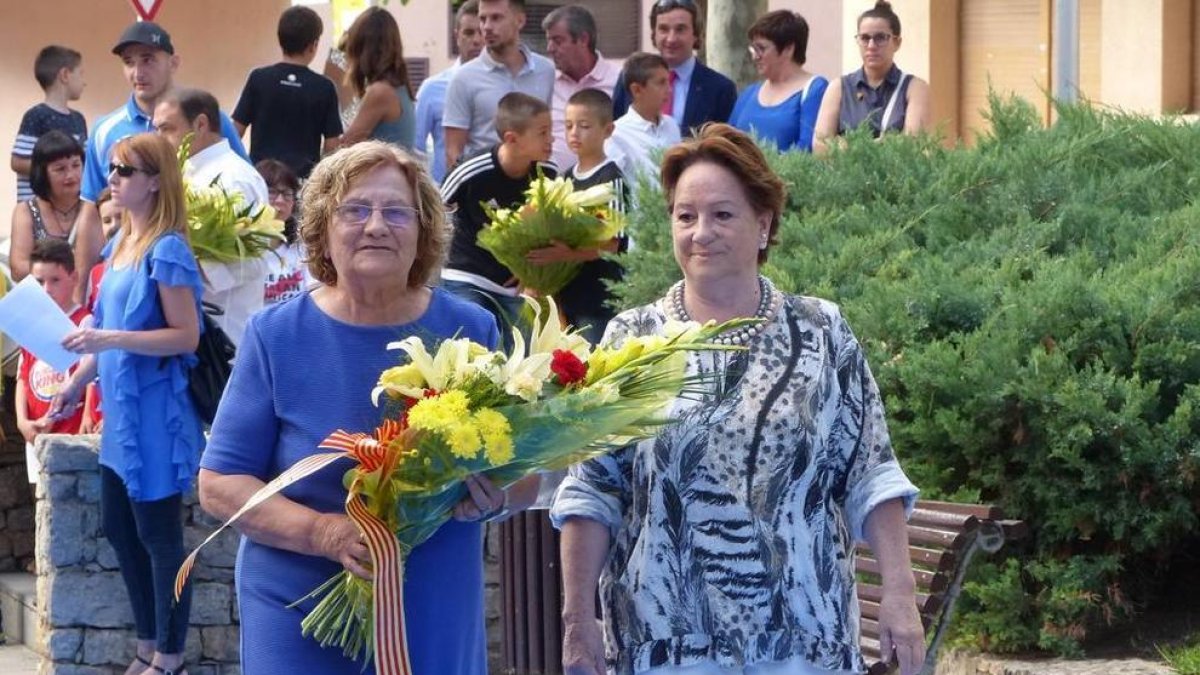 Dos mujeres, durante la ofrenda en Salou