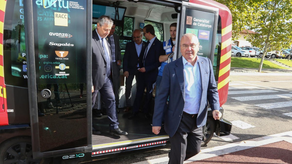 L'alcalde de Reus, Carles Pellicer, baixant de l'autobús després del primer trajecte per la zona del Tecno Park.