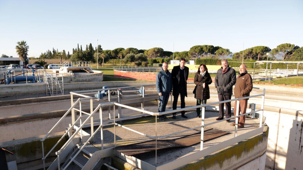 Visita d'autoritats locals a les instal·lacions de la depuradora d'aigües residuals de Cambrils.