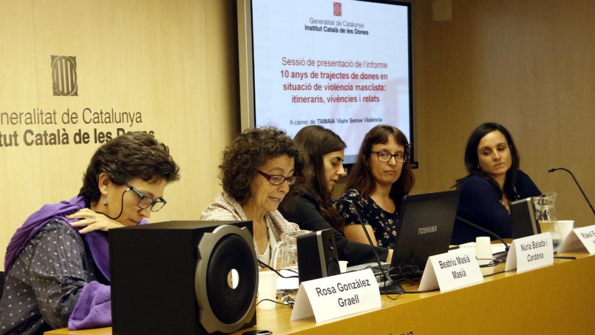 La presidenta del ICD, Núria Balada, con las especialistas de Tamaia Rosa González, Beatriu Masià, Rakel Escurriol y Carme Vidal, en una imagen de archivo.