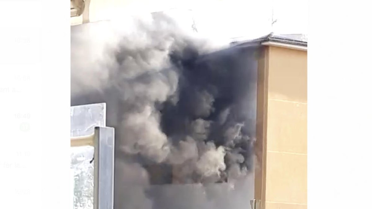 Imagen del humo que ha provocado el incendio en el edificio ocupado.