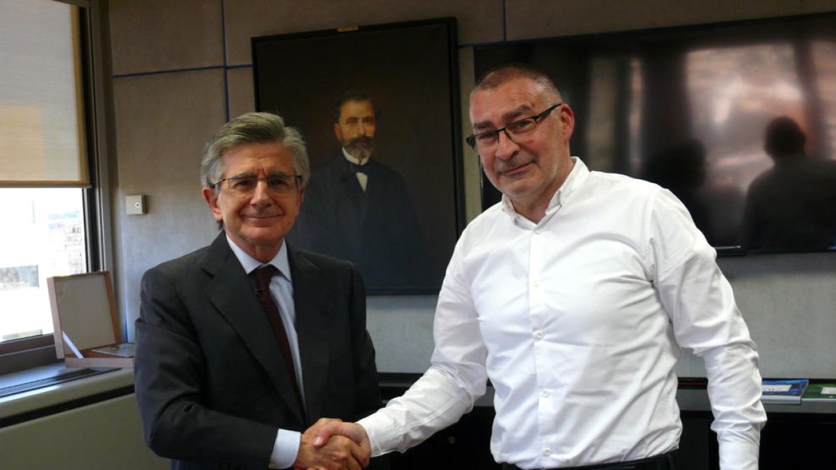 El alcalde de Flix, Marc Mur, con una responsable de Ercros después de firmar los convenios.