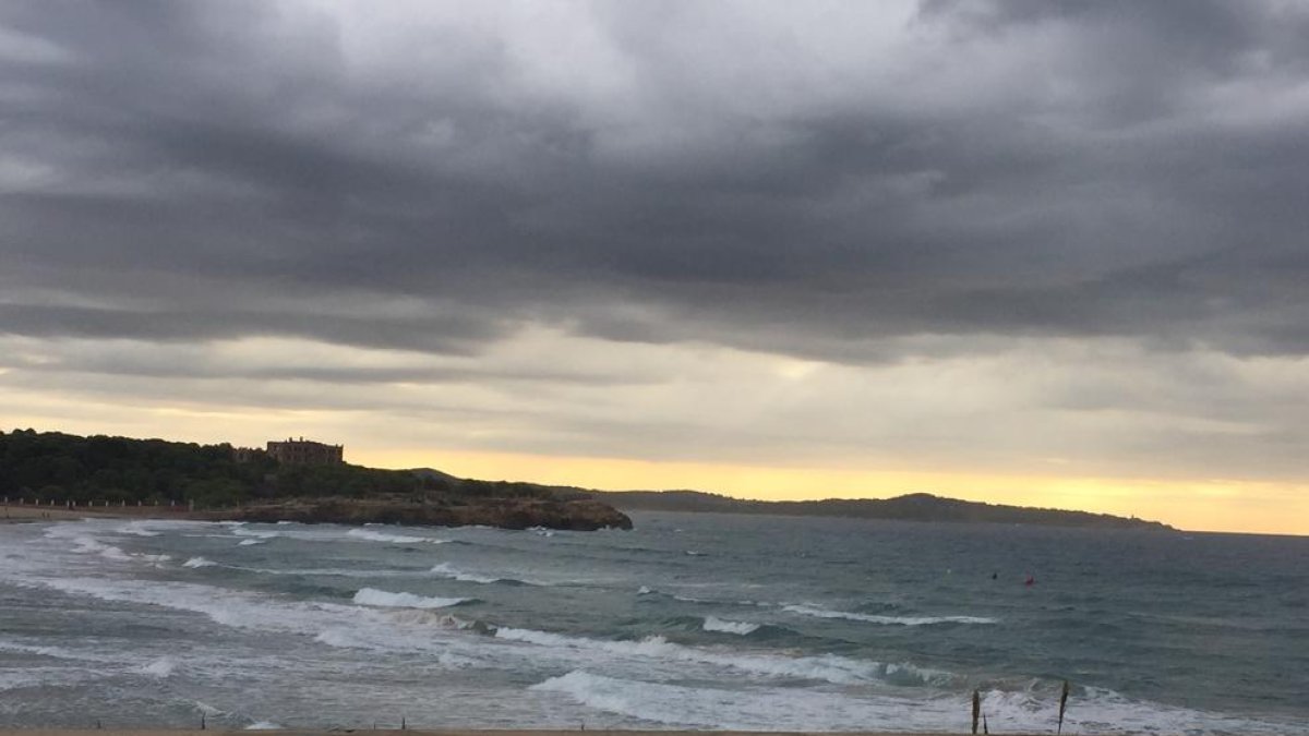 Imagen de nubes negras cubriendo una playa tarraconense.