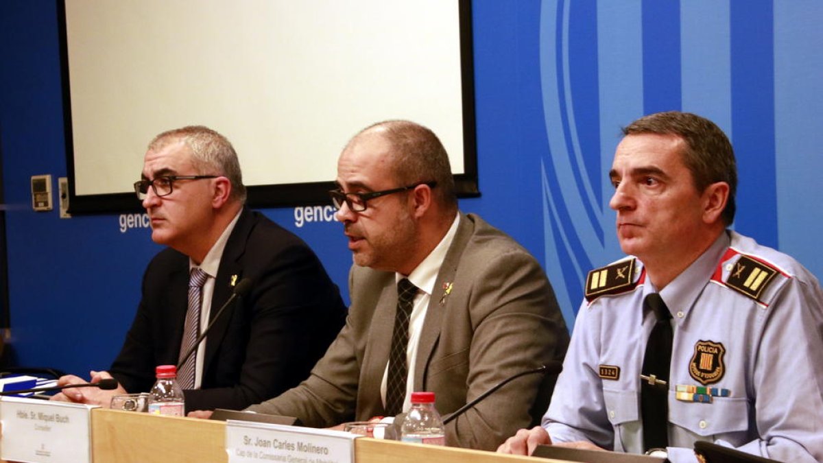 El conseller de Interior, Miquel Buch, con el director del SCT, Juli Gendrau, y el comisario Joan Carles Molinero.