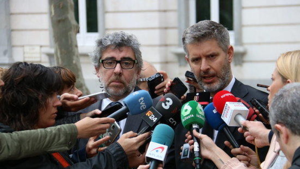 Los abogados Jordi Pina y Andreu van den Eynde, atendiendo los medios de comunicación en las puertas del Tribunal Supremo el 8 de mayo del 2019.