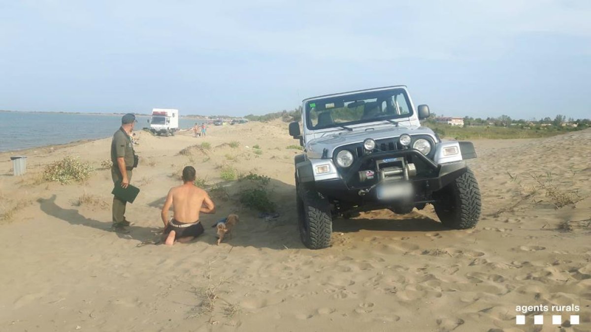 El tot terreny circulava per una zona de dunes, acció que està prohibida.