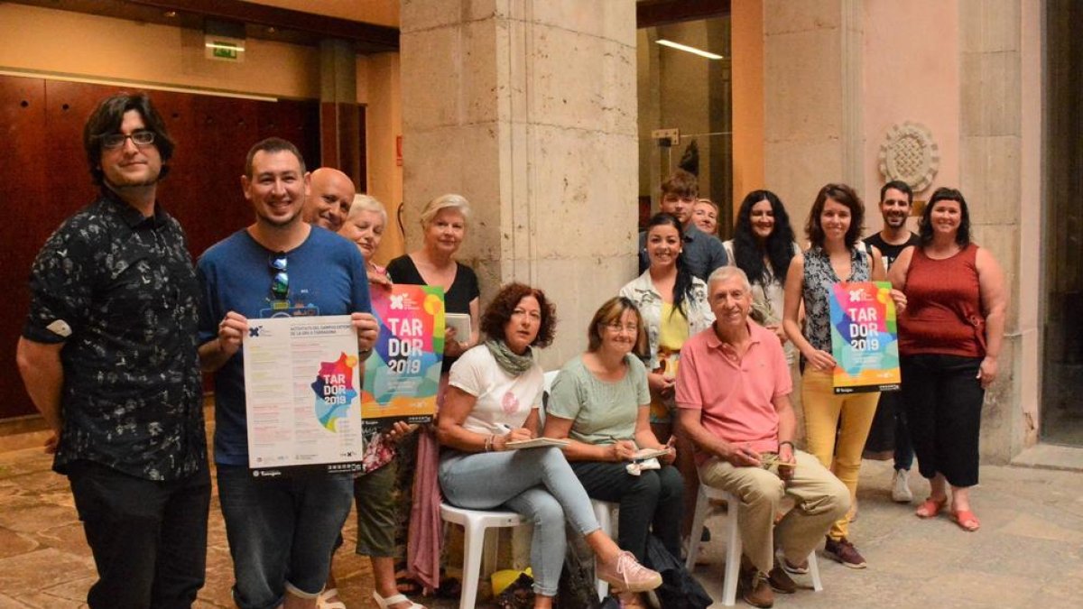 La consejera Carla Aguilar-Cunill con el equipo de los centros cívicos junto con alumnos del taller de dibujo rápido.