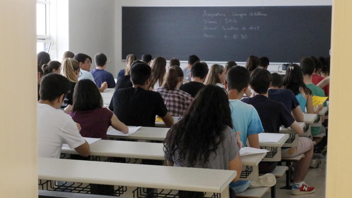 Imatge d'arxiu d'una aula durant la realització d'un examen.