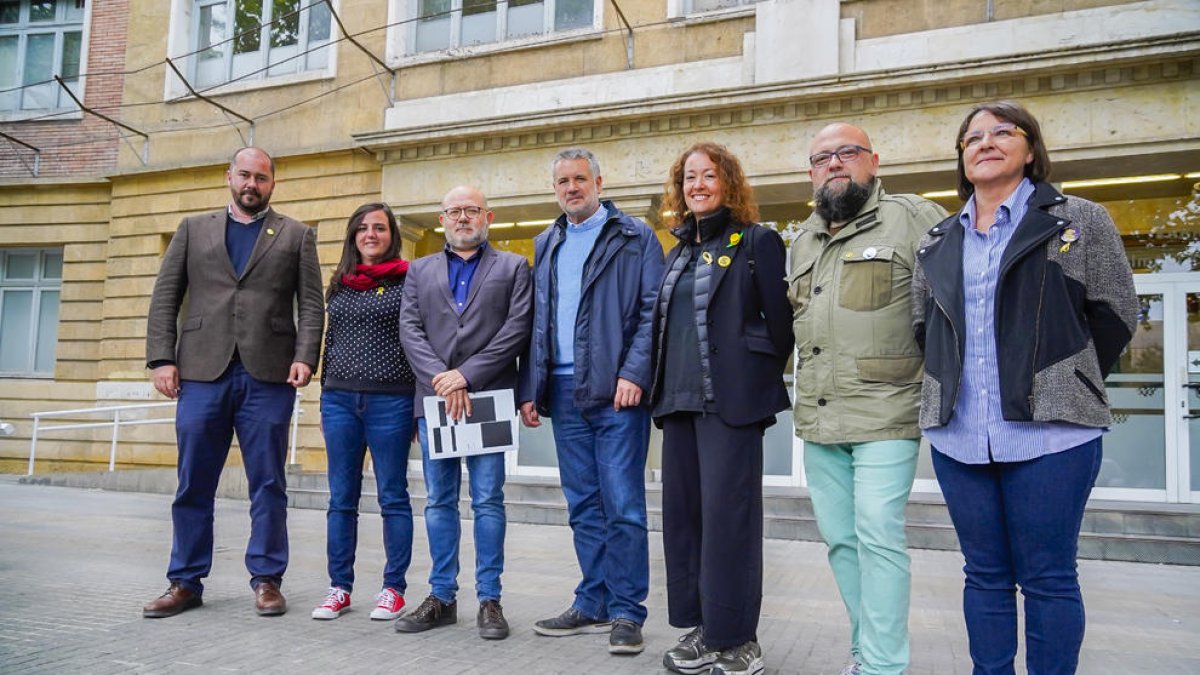 Membres de la candidatura d'Esquerra Republicana, ahir, a la plaça Imperial Tàrraco.