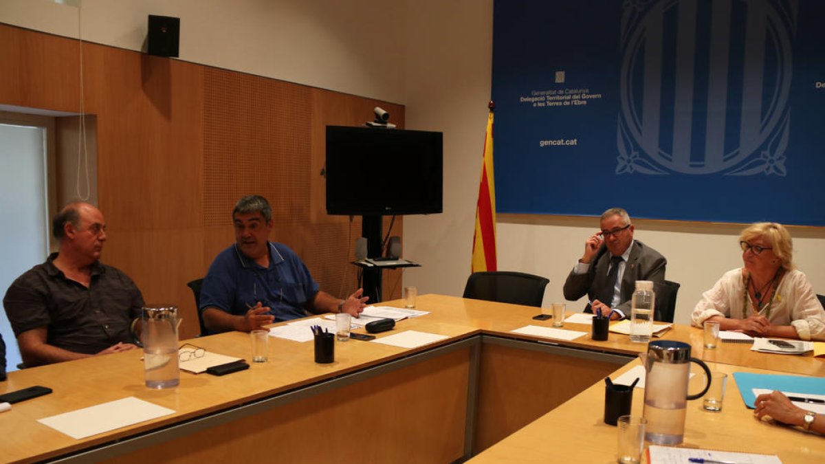 El delegado del Govern en las Terres de l'Ebre, Xavier Pallarès, a la derecha, hablando con el representante del Copate, Joan Castor Gonell, durante la comisión de seguimiento de la mosca negra.