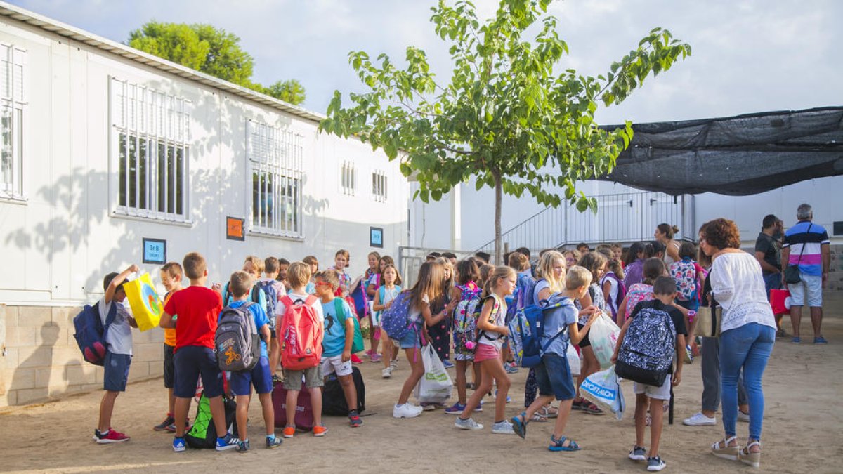 Alumnos en el patio de la Escola de l'Arrabassada en el primer día del curso 2018-2019.