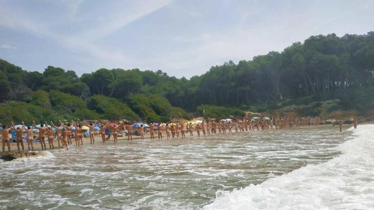 La cadena nudista en la playa Roca Plana de Tarragona.