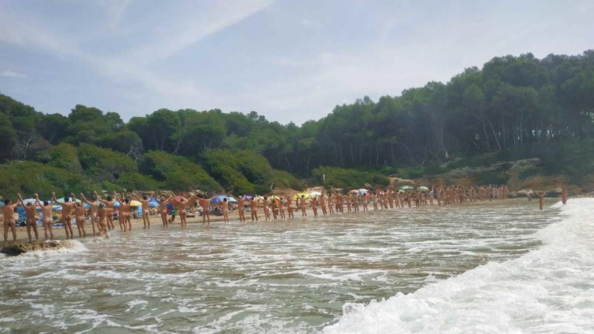 La cadena nudista a la platja Roca Plana de Tarragona.