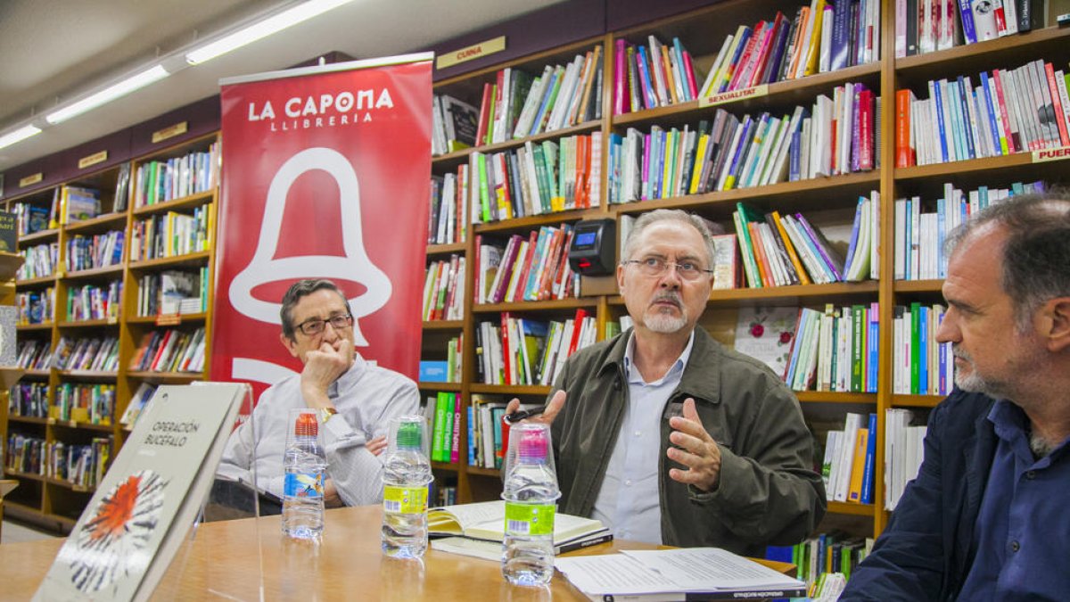 Juan Cal, flanqueado por Ricard Espinosa y Xavier Abelló, en la presentación del libro en La Capona.