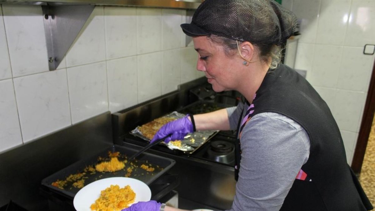 Imatge d'una de les voluntaries del menjador social de Bonavista