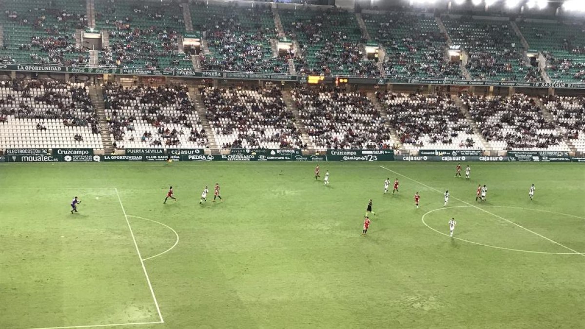 Becerra, a punt d'aturar una pilota durant el partit