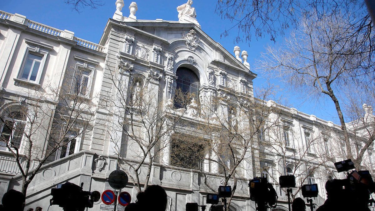 Façana principal del Tribunal Suprem, amb periodistes en primer terme.