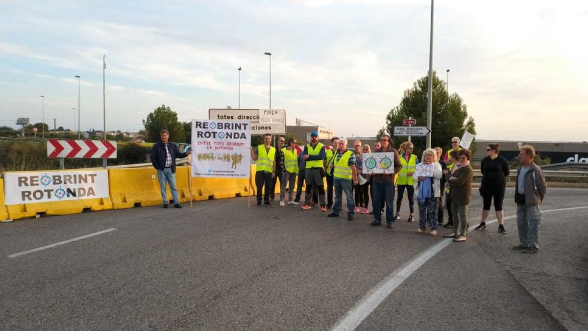 Los vecinos de la urbanización Brisas del Mar, ayer en el corte|trozo.