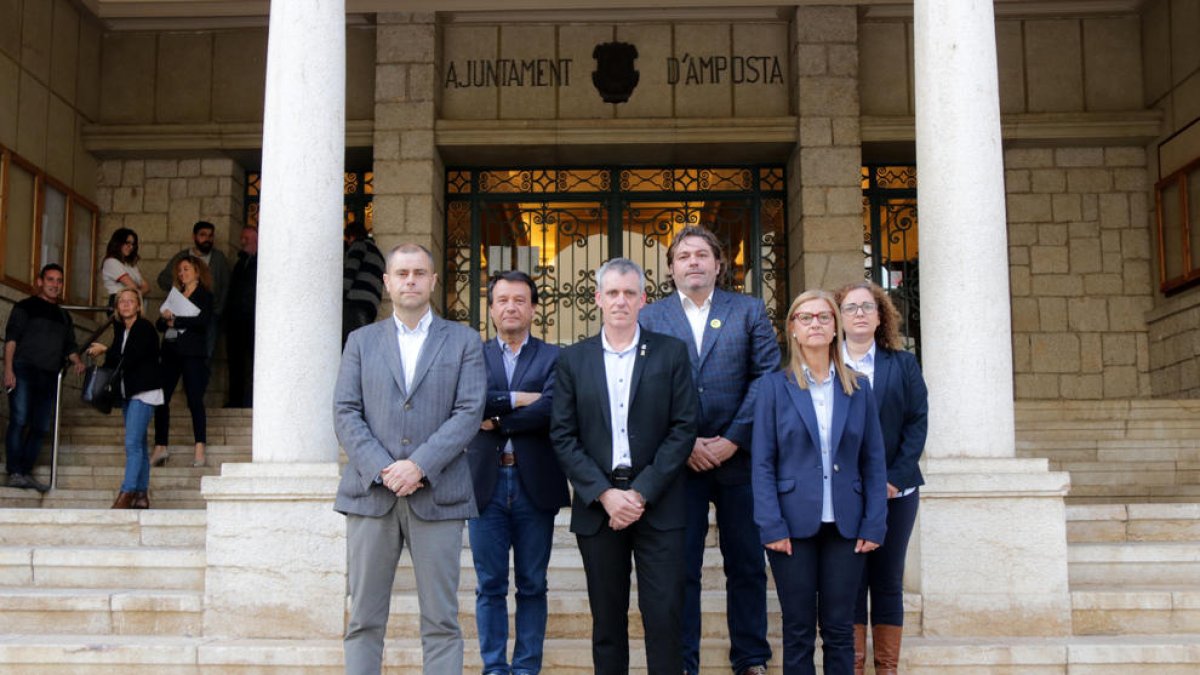 Els candidats a les eleccions municipals a Amposta el pròxim 26-M. D'esquerra a dreta: Germán Ciscar, Francesc Miró, Adam Tomàs, Manel Masià, Rosa Pertegaz i Rosabel Recio.