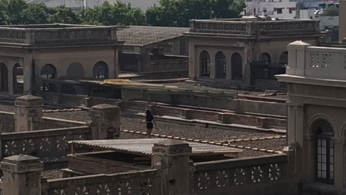 Fotograma extraído del vídeo, donde se ve una adolescente caminando por el tejado del edificio.
