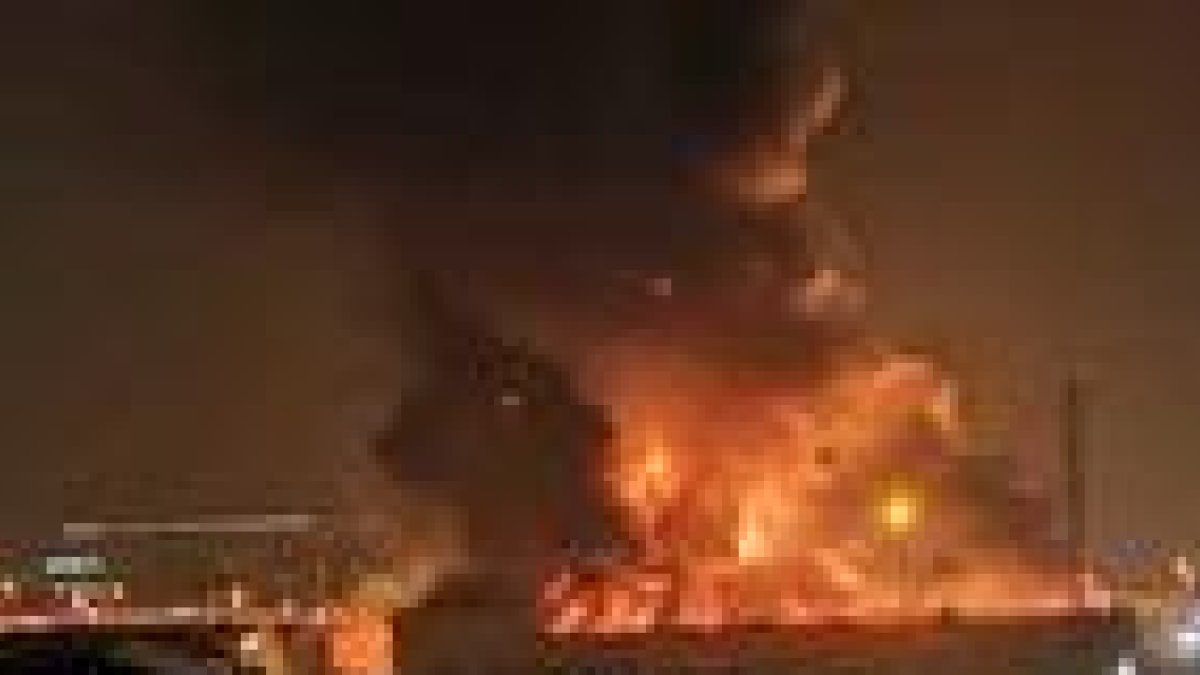 Imagen del incendio a las 5 de la madrugada en la empresa Miasa del polígono Entrevies.