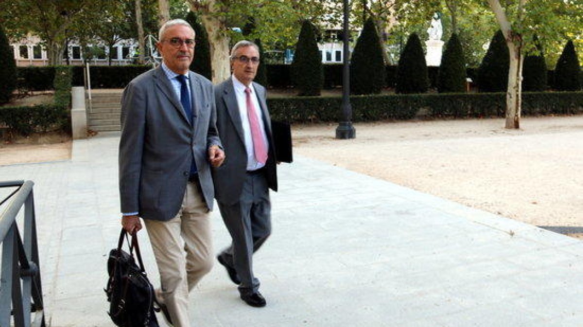 A la izquierda, el letrado Xavier Melero, con el presidente de CDC, Vicenç Mauri, llegando a la Audiencia Nacional.