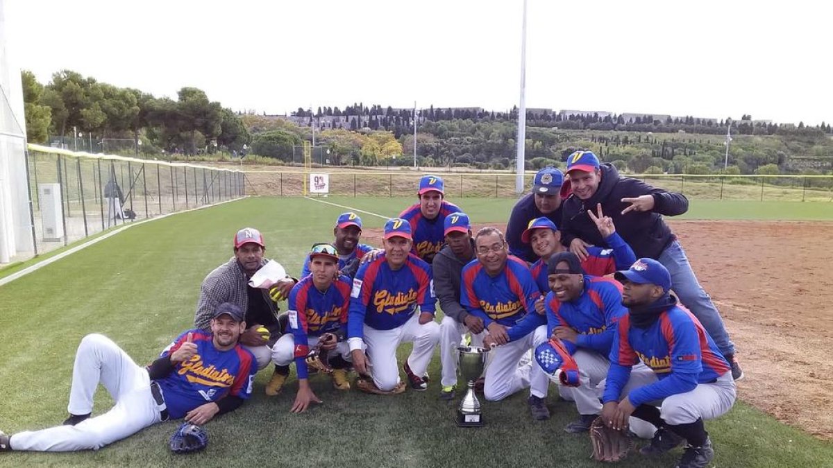 Algunos de los jugadores del conjunto villa-secano con la Copa.