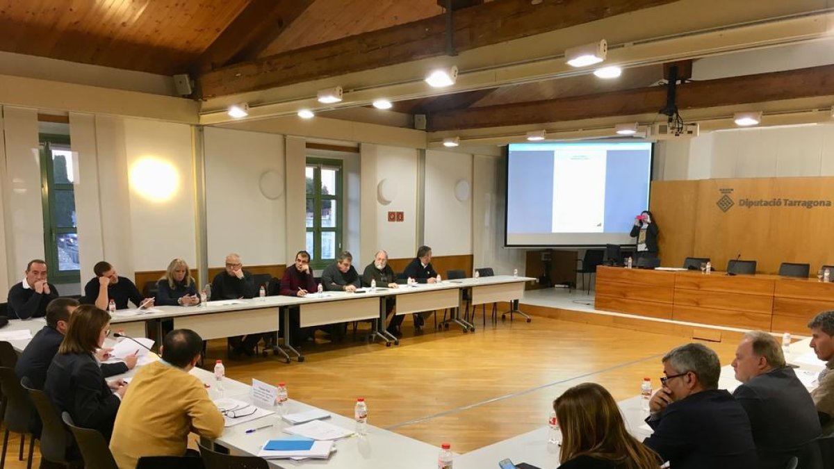 Reunión de la Diputació con los alcaldes y concejales de los 21 municipios que conforman la Taula del Francolí.
