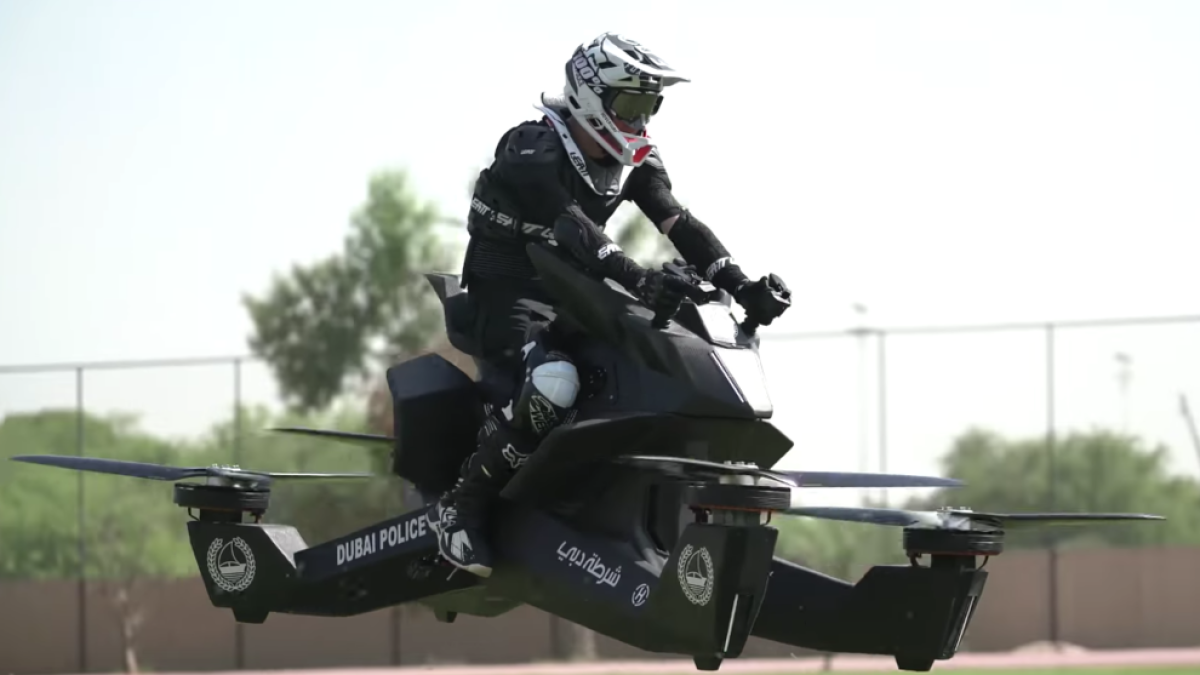 Imagen de un agente de la policía de Dubái practicando con la 'hoverbike'.