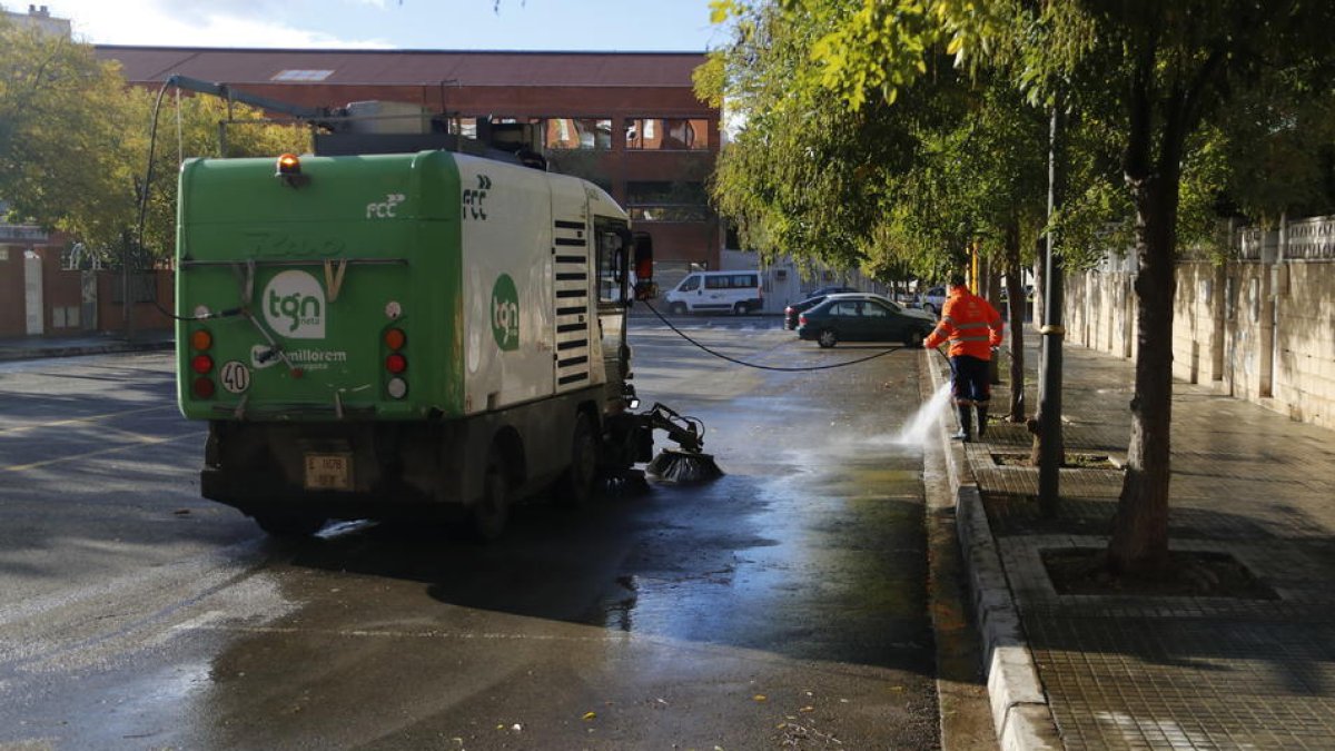 Un dels vehicles encarregats del servei de neteja de la ciutat de Tarragona de l'empresa FCC.