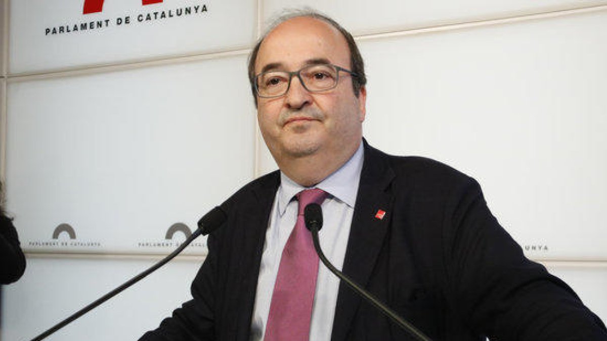 El presidente del grupo del PSC-Units, Miquel Iceta, atiende la prensa en los atriles del Parlamen.