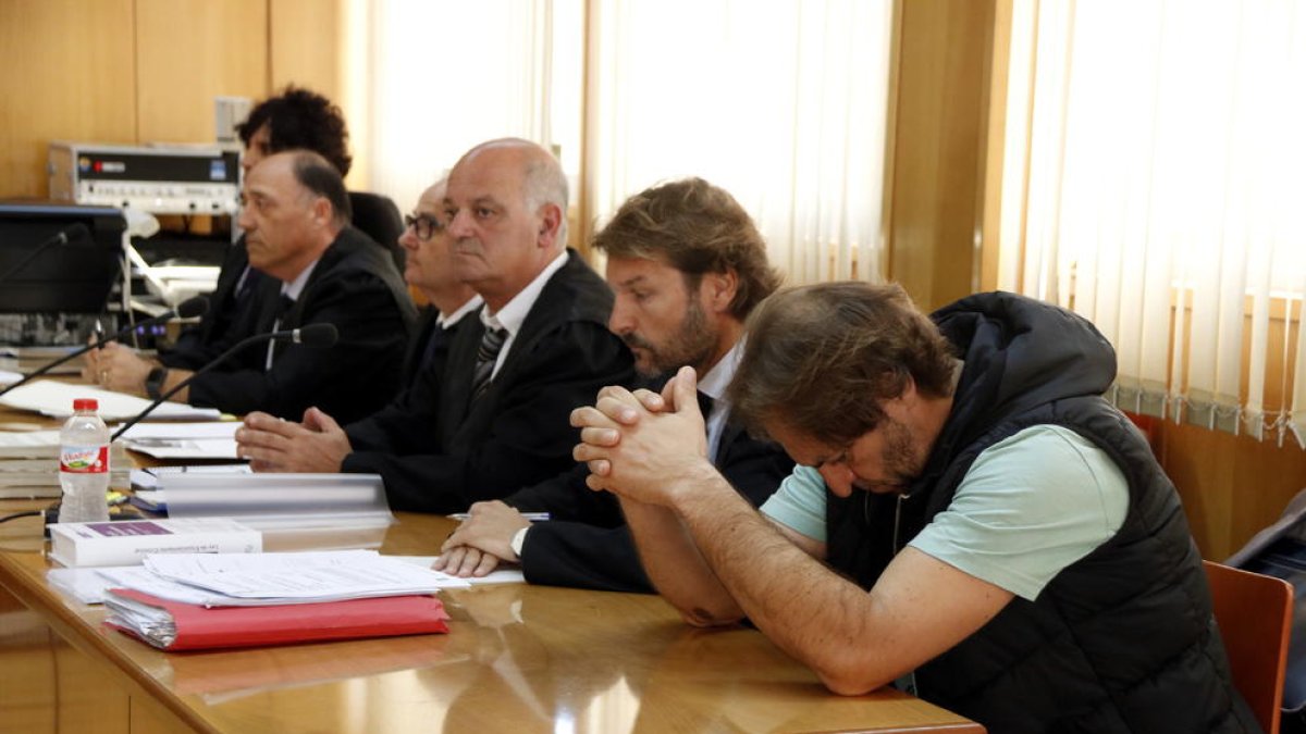 El acusado de matar a su mujer en la Pobla de Mafumet, cabizbajo, durante el juicio que se celebra en la Audiencia de Tarragona.