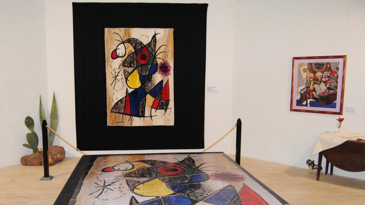 Imagen del tapiz 'El llangardaix de les plomes d'or' en el interior del Esglèsia Vella.