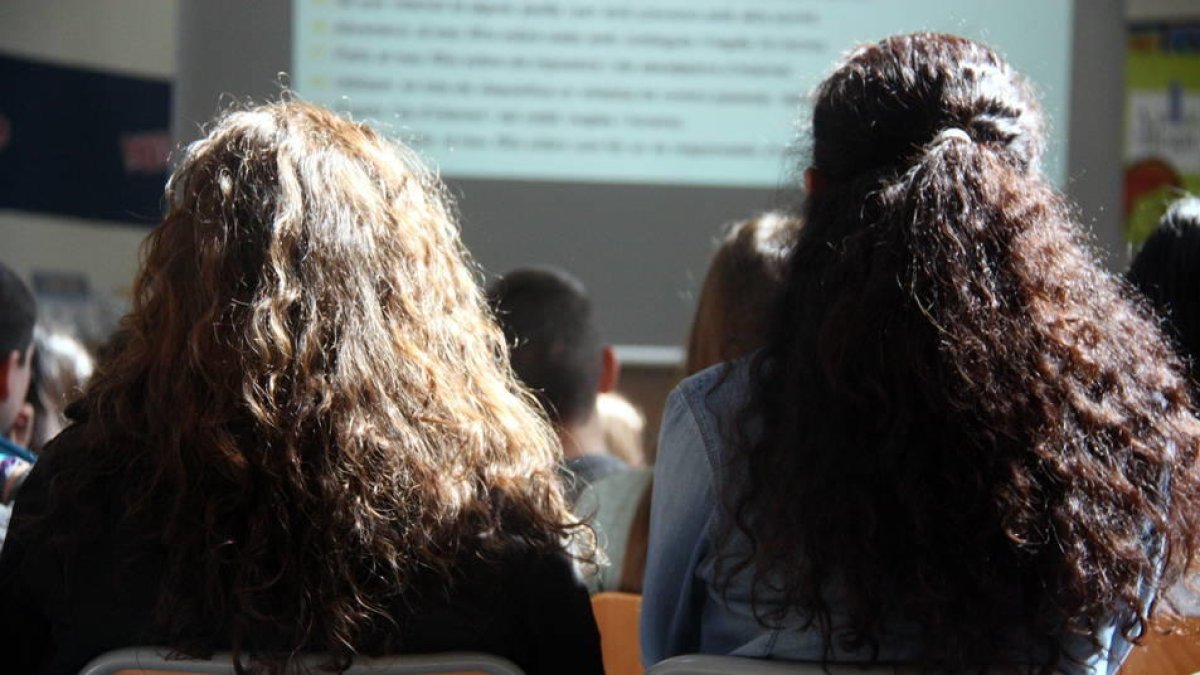 Dos chicas de espaldas