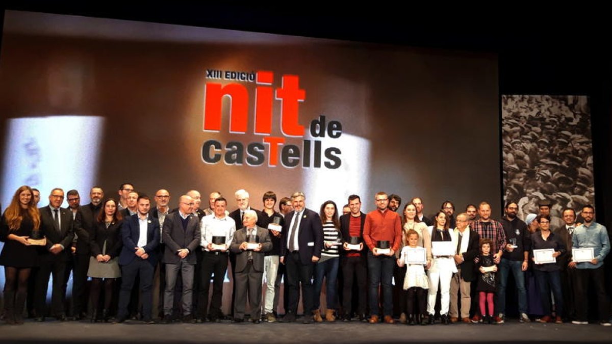 Els premiats i les autoritats de la 13a Nit de Castells celebrada a Valls.