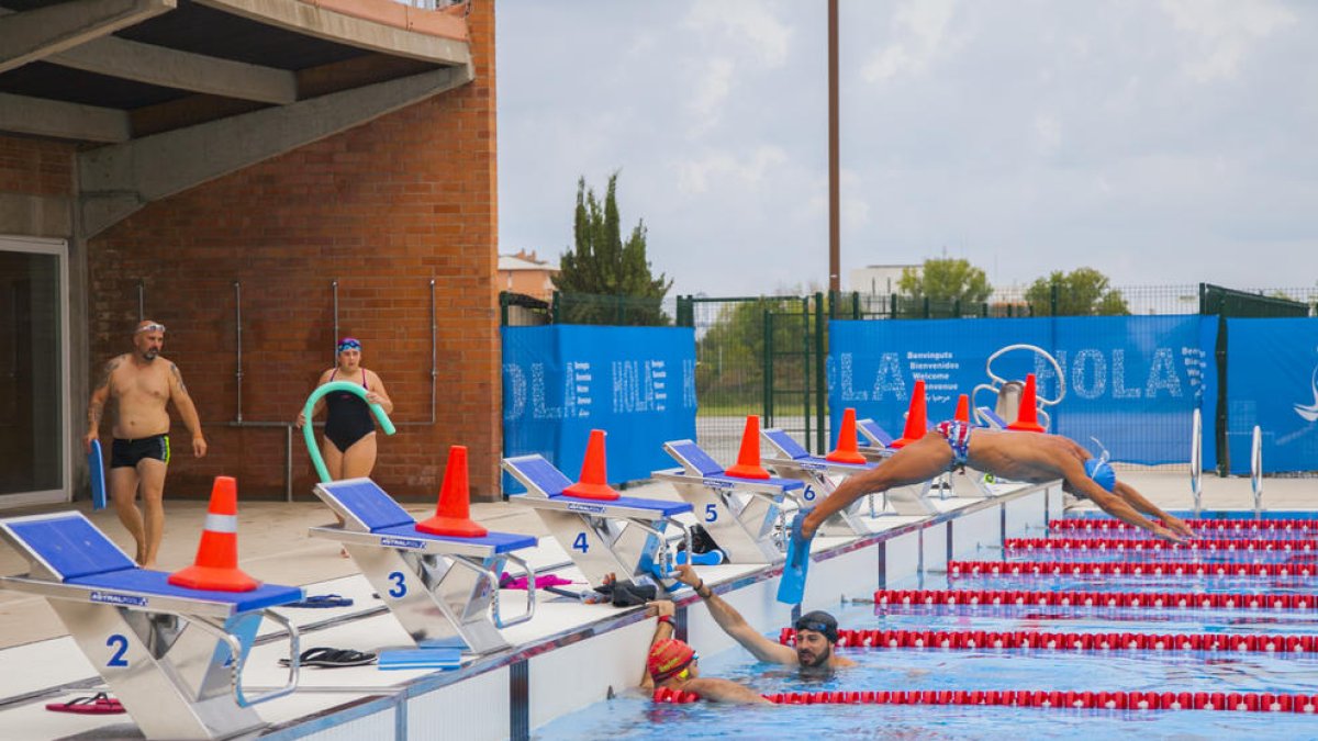 Usuaris a la piscina olímpica Sylvia Fontana, en una imatge d'arxiu.